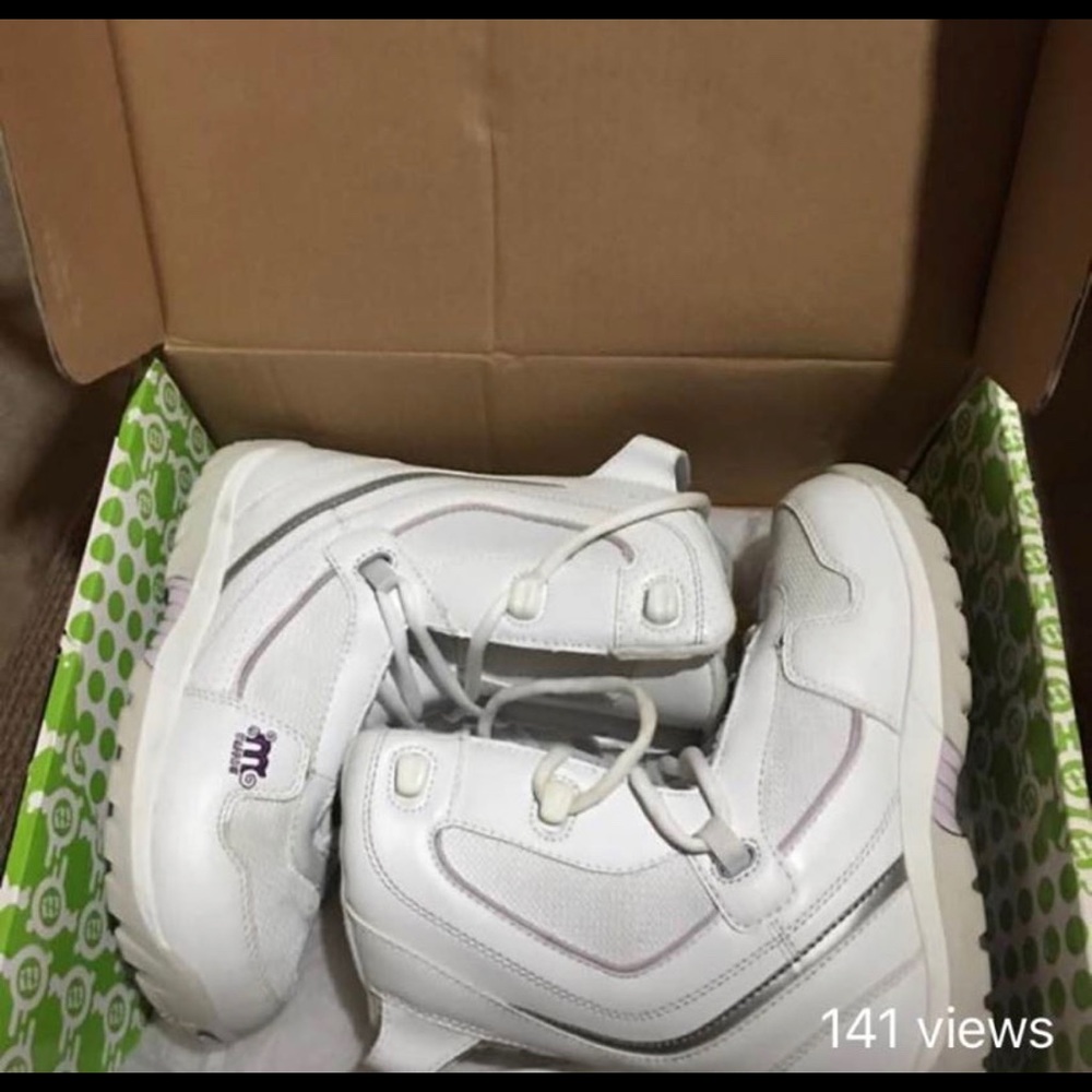 Snowboarding boots